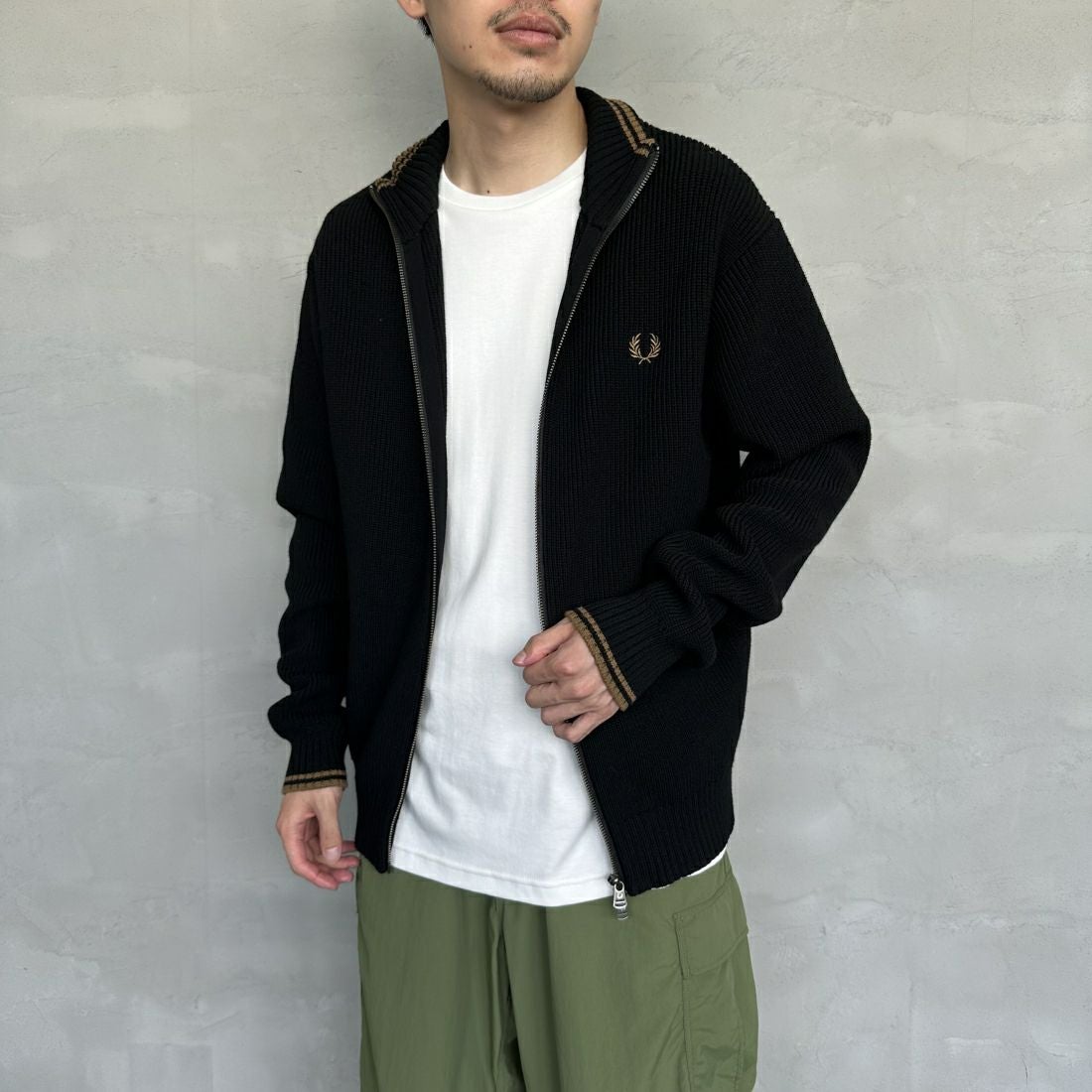 FRED PERRY [フレッドペリー] 別注 ドライバーズニット [FPM-25A-028JF] BLK/SHADED &&モデル身長：167cm 着用サイズ：M&&