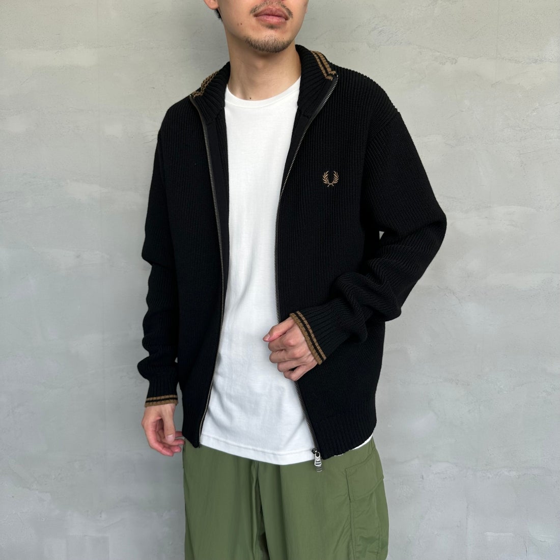 FRED PERRY [フレッドペリー] 別注 ドライバーズニット [FPM-25A-028JF] BLK/SHADED &&モデル身長：167cm 着用サイズ：M&&