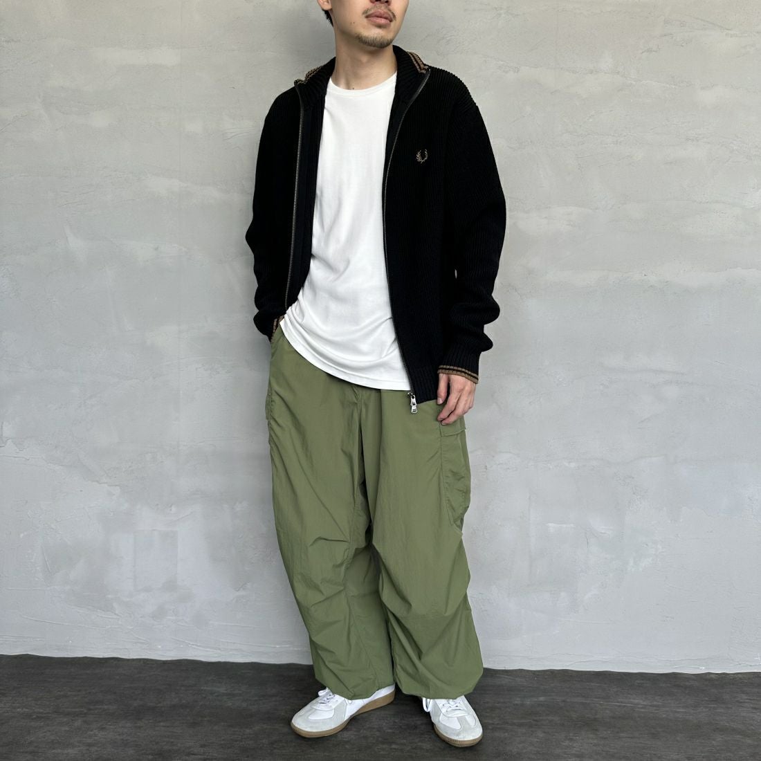 FRED PERRY [フレッドペリー] 別注 ドライバーズニット [FPM-25A-028JF] BLK/SHADED &&モデル身長：167cm 着用サイズ：M&&