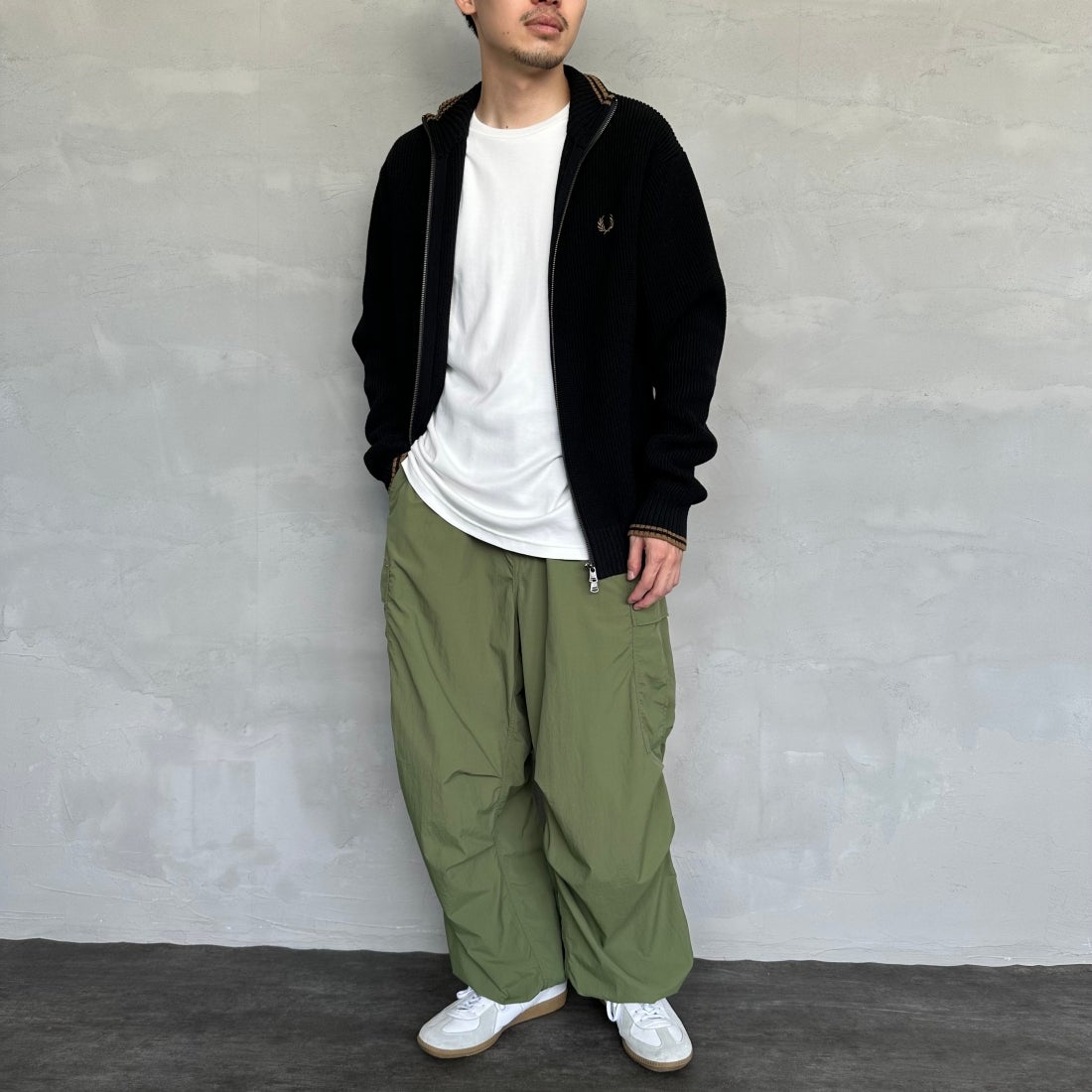 FRED PERRY [フレッドペリー] 別注 ドライバーズニット [FPM-25A-028JF] BLK/SHADED &&モデル身長：167cm 着用サイズ：M&&