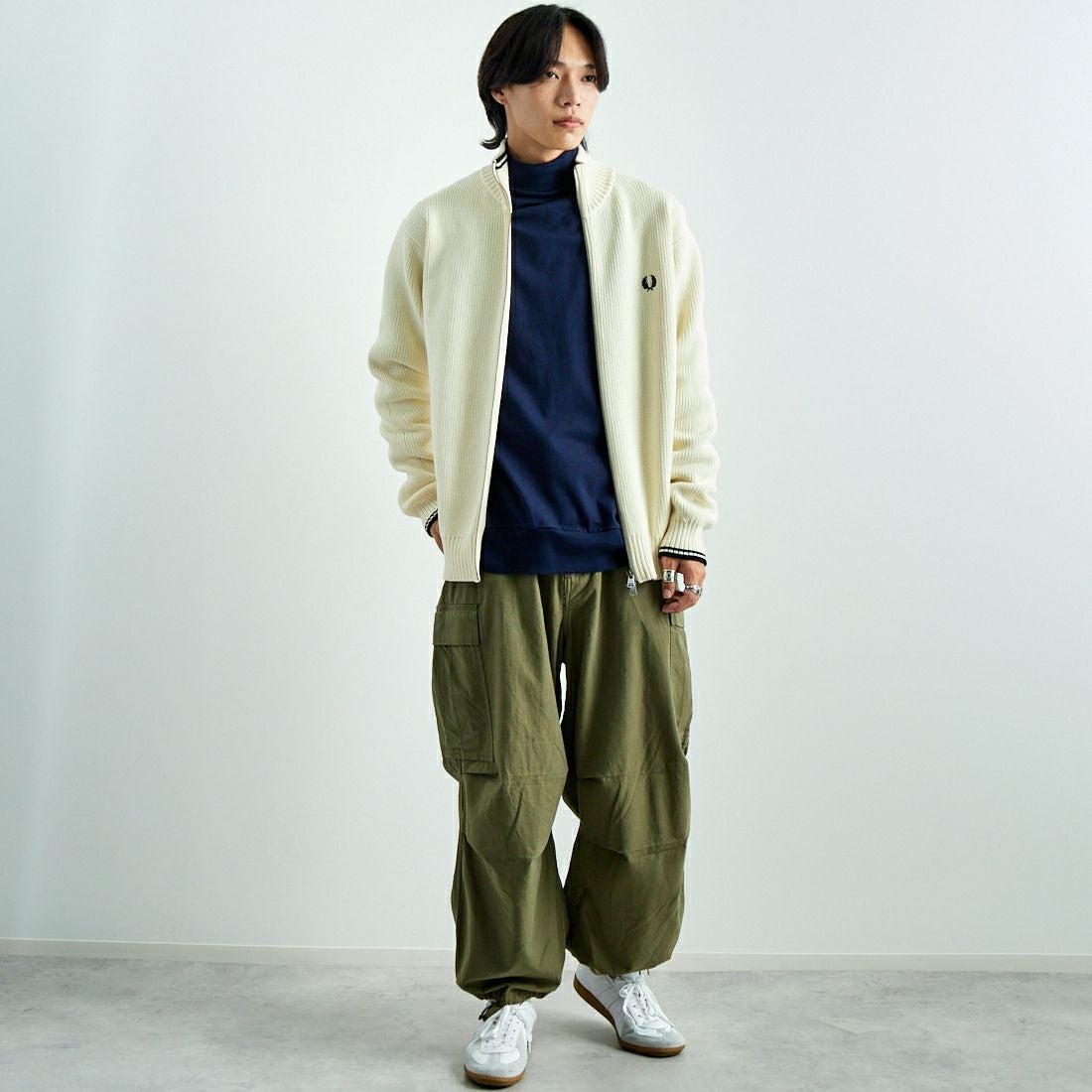 FRED PERRY [フレッドペリー] 別注 ドライバーズニット [FPM-25A-028JF] ECRU/NAVY &&モデル身長：179cm 着用サイズ：L&&