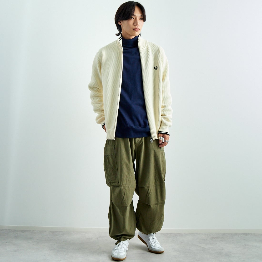 FRED PERRY [フレッドペリー] 別注 ドライバーズニット [FPM-25A-028JF] ECRU/NAVY &&モデル身長：179cm 着用サイズ：L&&