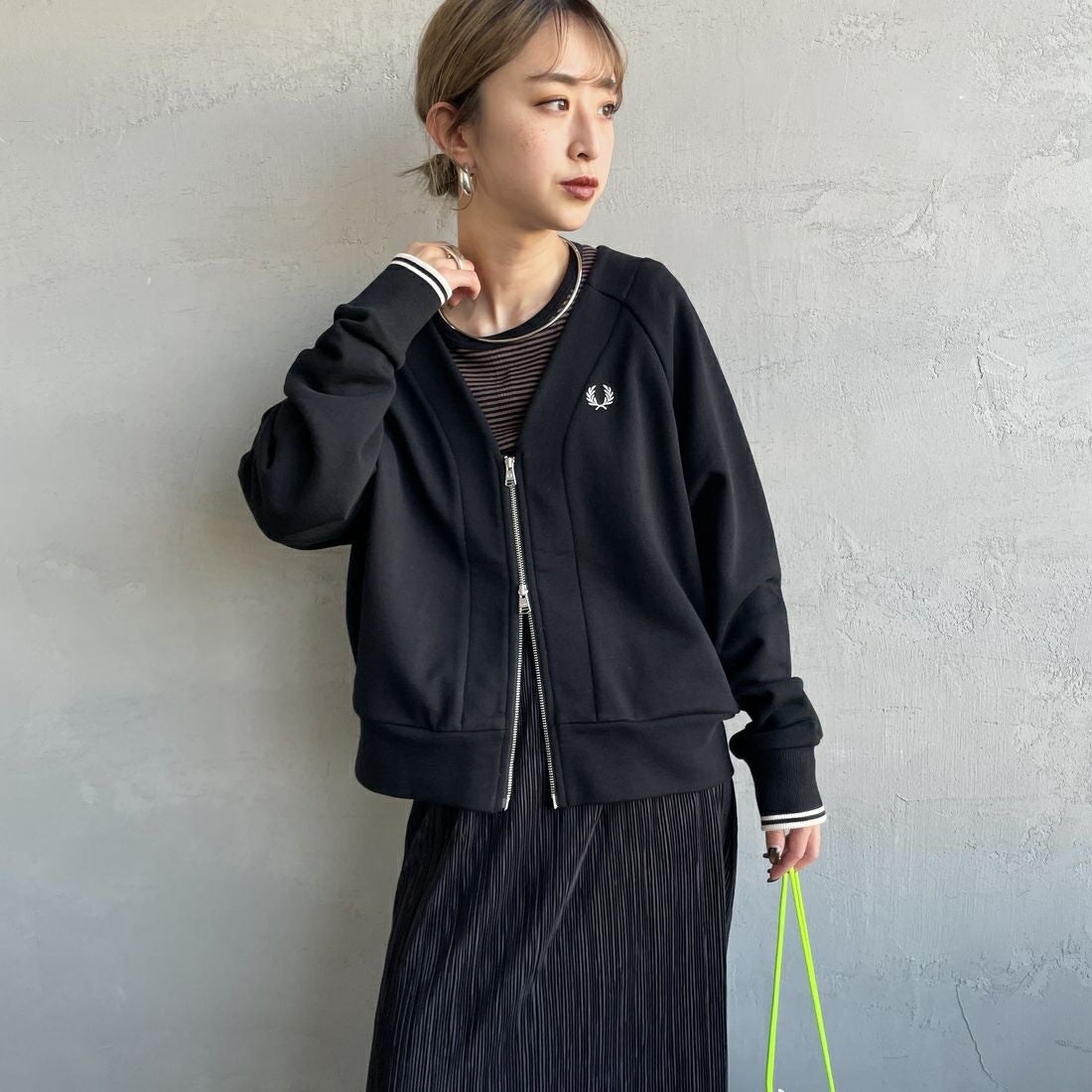 FRED PERRY [フレッドペリー] Vネックジップスルーカーディガン [G1151] 102 BLACK &&モデル身長：150cm 着用サイズ：10&&