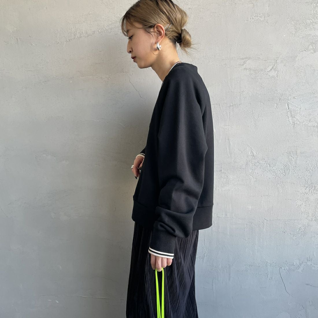 FRED PERRY [フレッドペリー] Vネックジップスルーカーディガン [G1151] 102 BLACK &&モデル身長：150cm 着用サイズ：10&&