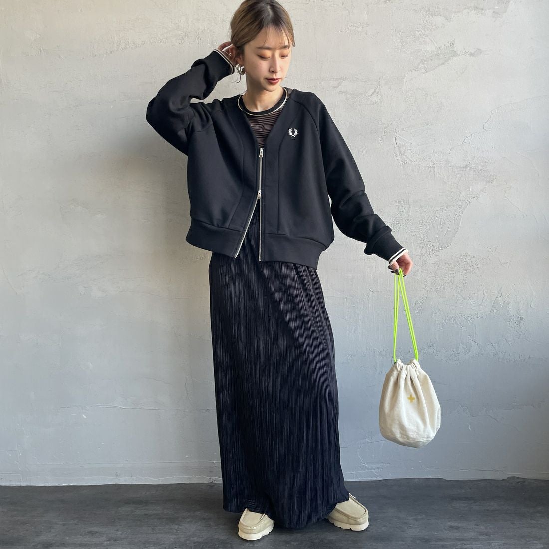 FRED PERRY [フレッドペリー] Vネックジップスルーカーディガン [G1151] 102 BLACK &&モデル身長：150cm 着用サイズ：10&&