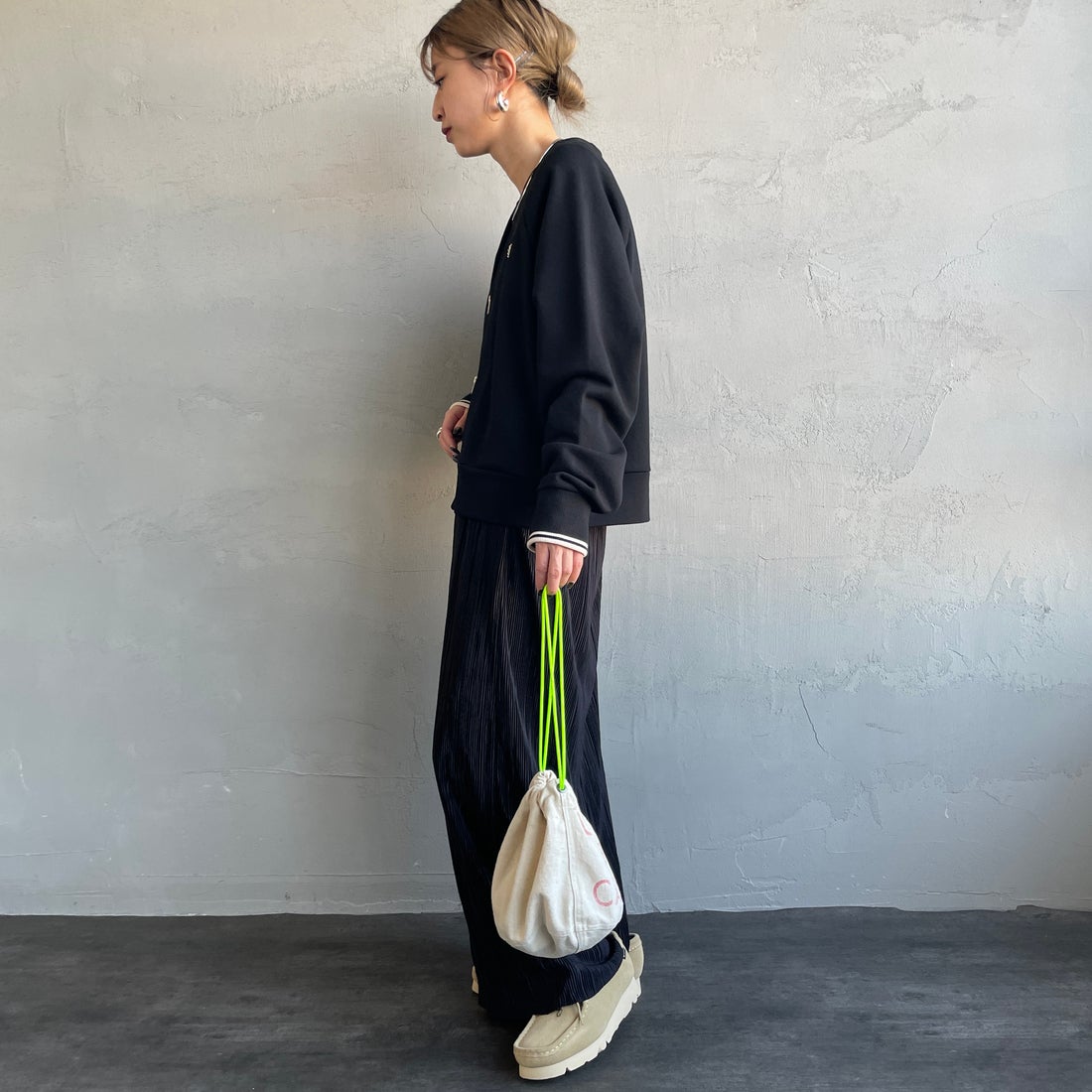 FRED PERRY [フレッドペリー] Vネックジップスルーカーディガン [G1151] 102 BLACK &&モデル身長：150cm 着用サイズ：10&&