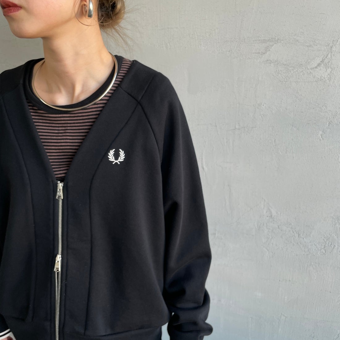 FRED PERRY [フレッドペリー] Vネックジップスルーカーディガン [G1151] 102 BLACK &&モデル身長：150cm 着用サイズ：10&&