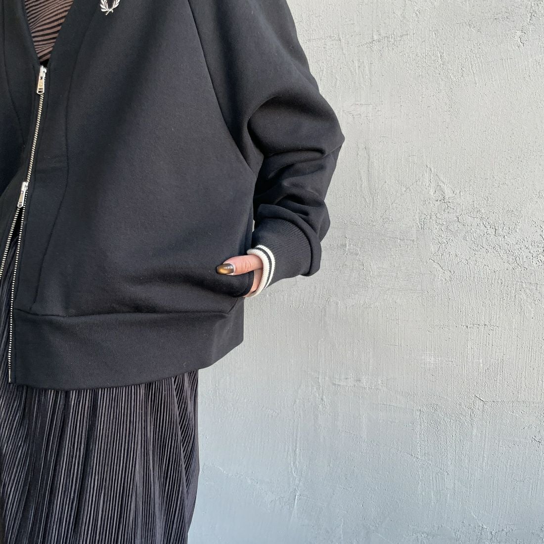 FRED PERRY [フレッドペリー] Vネックジップスルーカーディガン [G1151] 102 BLACK &&モデル身長：150cm 着用サイズ：10&&