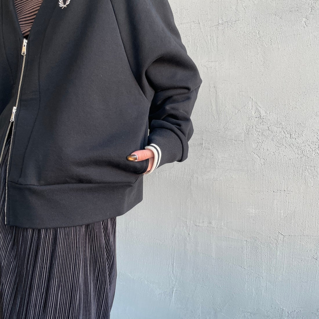 FRED PERRY [フレッドペリー] Vネックジップスルーカーディガン [G1151] 102 BLACK &&モデル身長：150cm 着用サイズ：10&&
