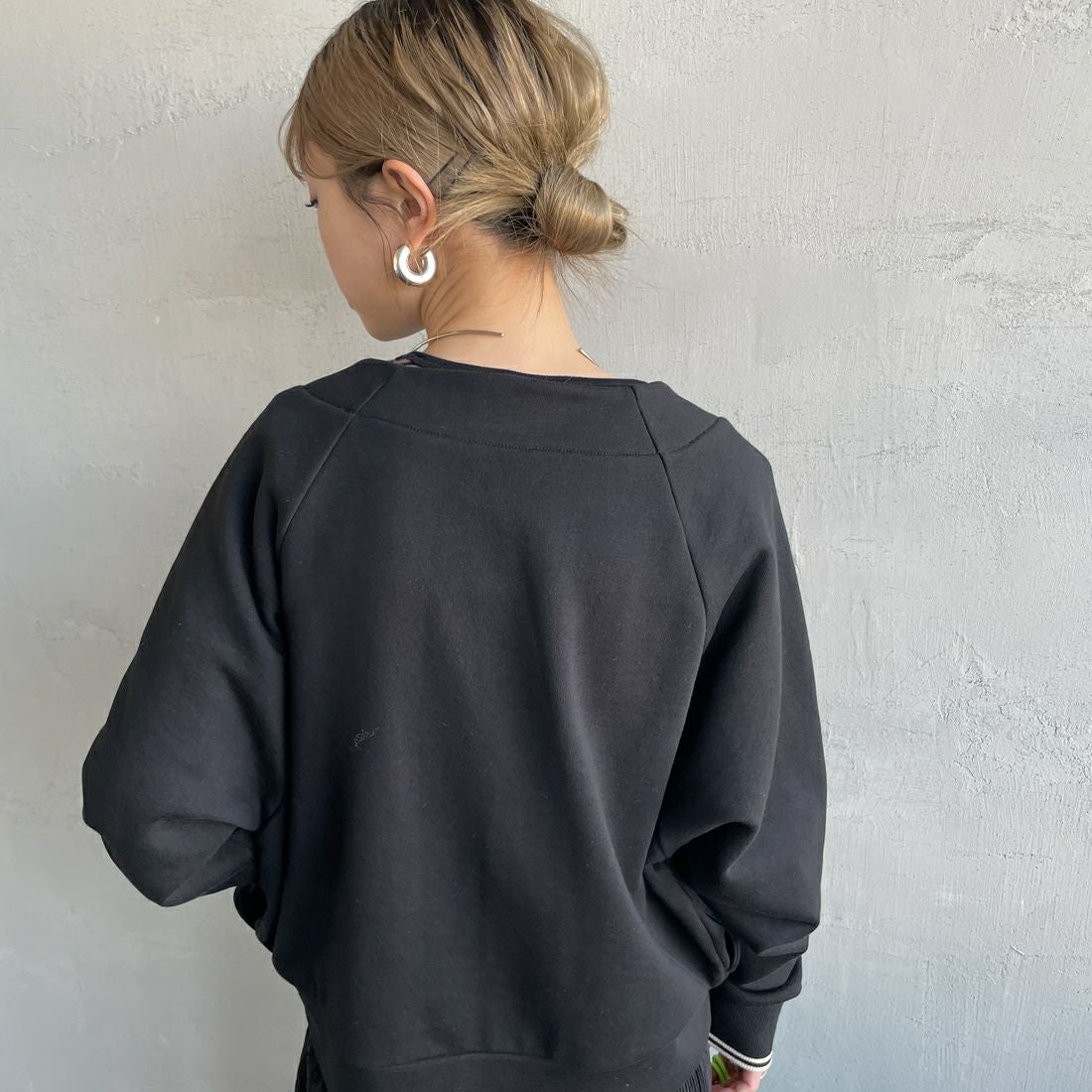 FRED PERRY [フレッドペリー] Vネックジップスルーカーディガン [G1151] 102 BLACK &&モデル身長：150cm 着用サイズ：10&&