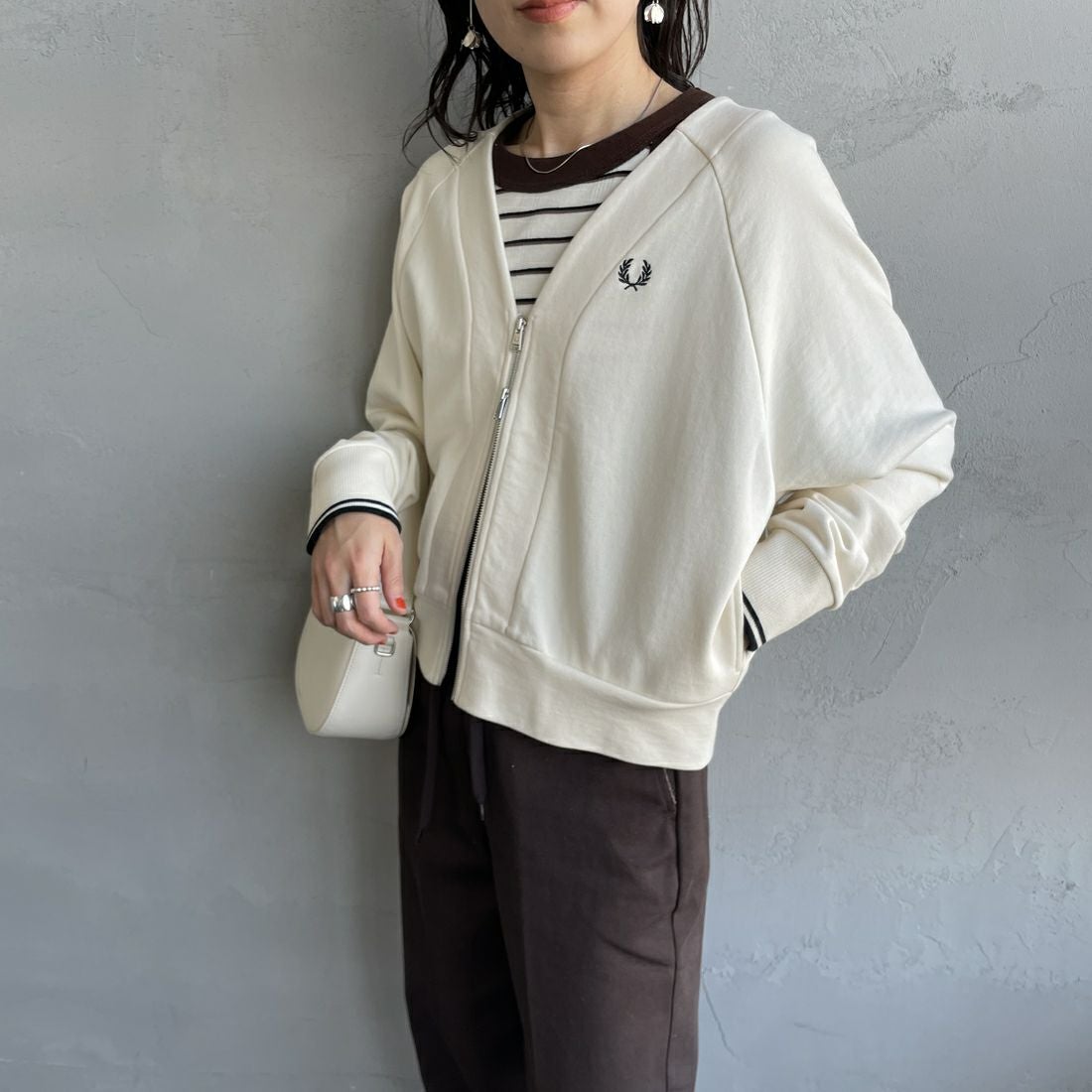 FRED PERRY [フレッドペリー] Vネックジップスルーカーディガン [G1151] 560 ECRU &&モデル身長：160cm 着用サイズ：10&&