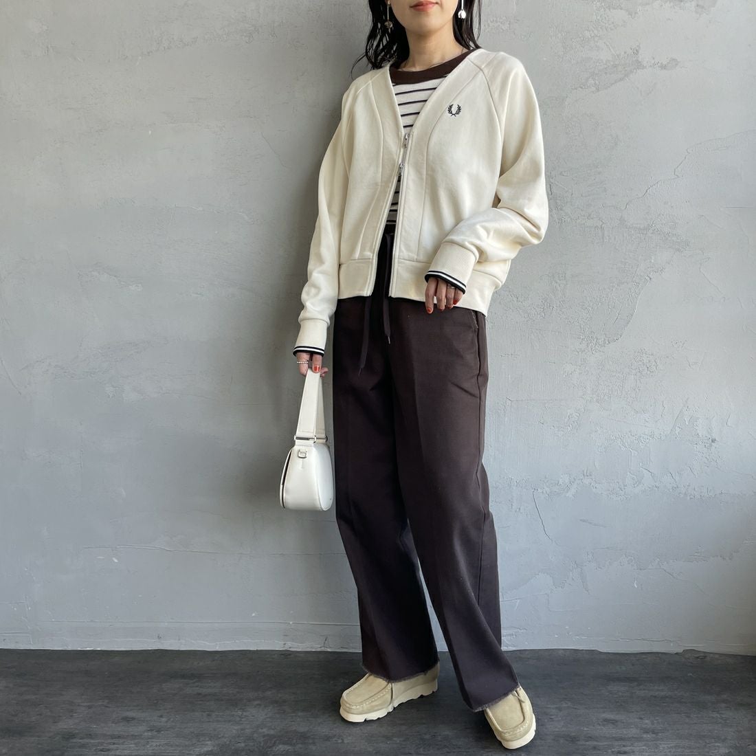 FRED PERRY [フレッドペリー] Vネックジップスルーカーディガン [G1151] 560 ECRU &&モデル身長：160cm 着用サイズ：10&&