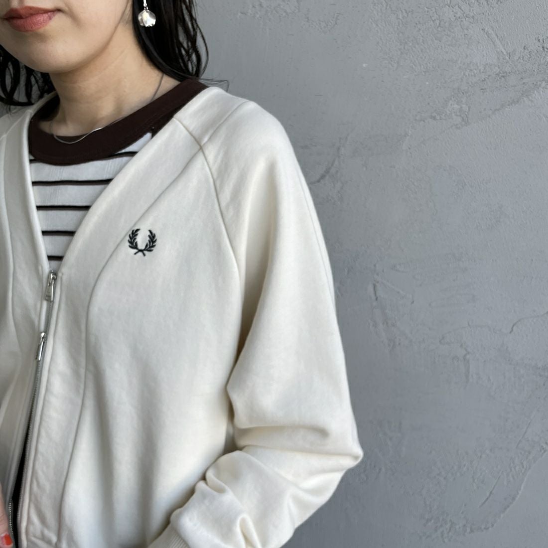 FRED PERRY [フレッドペリー] Vネックジップスルーカーディガン [G1151] 560 ECRU &&モデル身長：160cm 着用サイズ：10&&