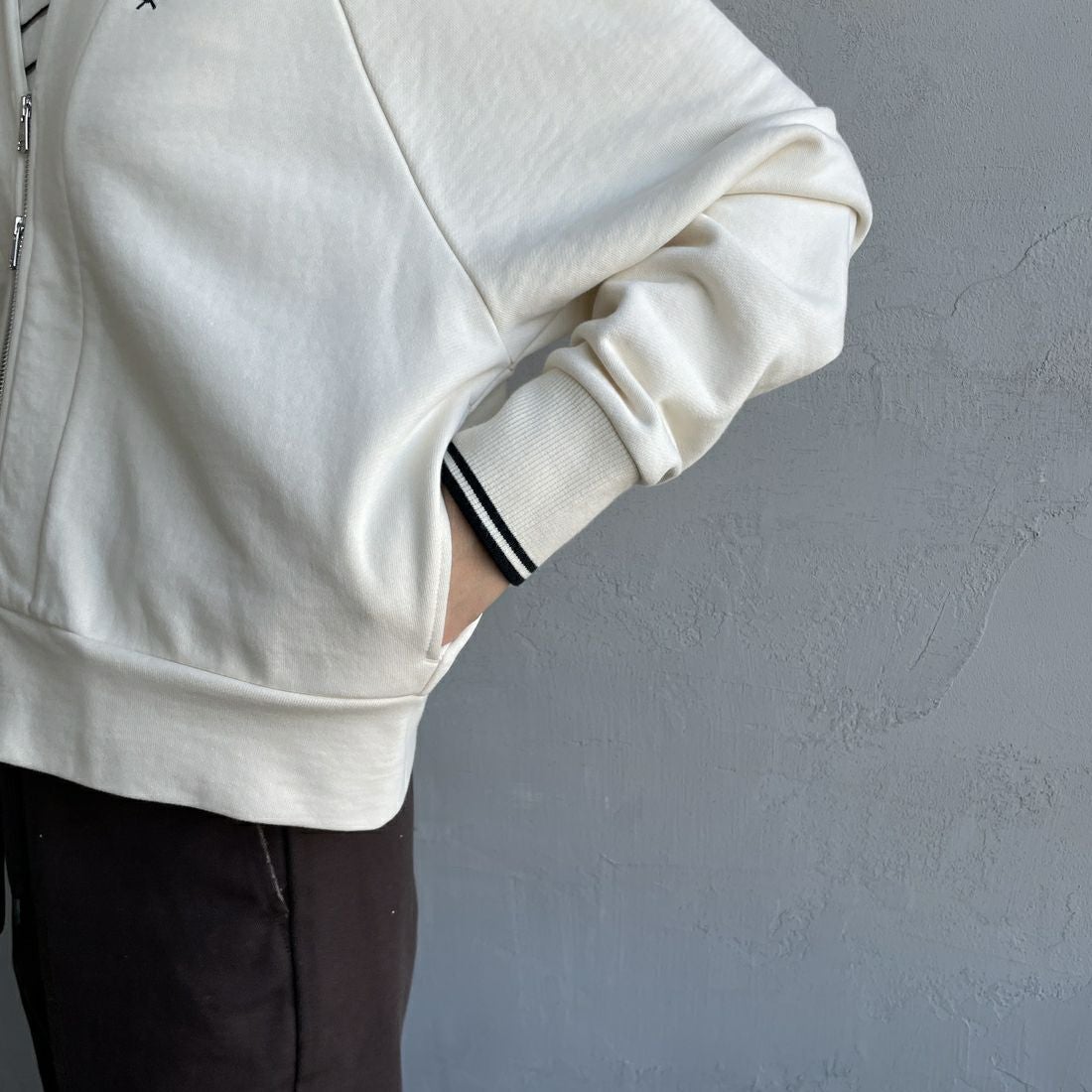 FRED PERRY [フレッドペリー] Vネックジップスルーカーディガン [G1151] 560 ECRU &&モデル身長：160cm 着用サイズ：10&&