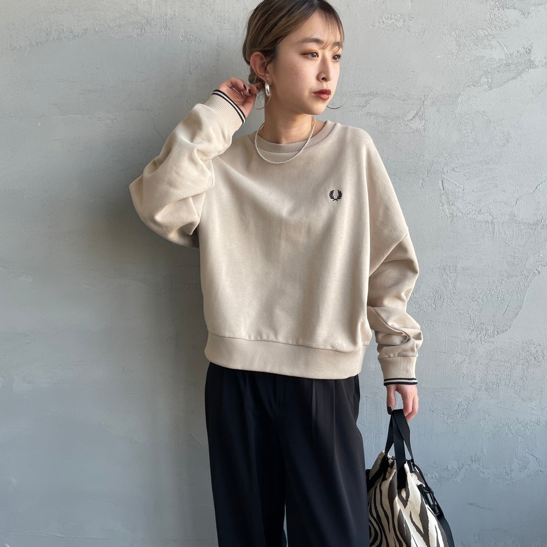 FRED PERRY [フレッドペリー] ツインティップ クロップドスウェット [G1148] Z19 WARM O &&モデル身長：150cm 着用サイズ：10&&