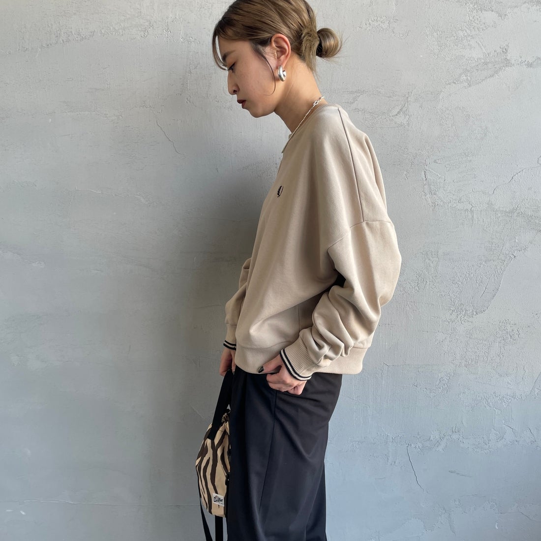 FRED PERRY [フレッドペリー] ツインティップ クロップドスウェット [G1148] Z19 WARM O &&モデル身長：150cm 着用サイズ：10&&