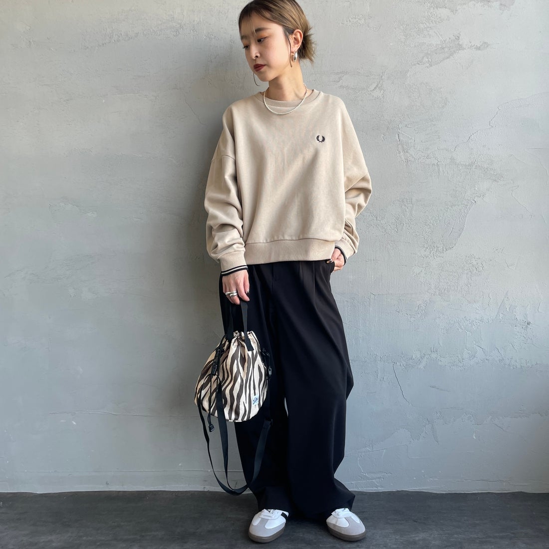 FRED PERRY [フレッドペリー] ツインティップ クロップドスウェット [G1148] Z19 WARM O &&モデル身長：150cm 着用サイズ：10&&