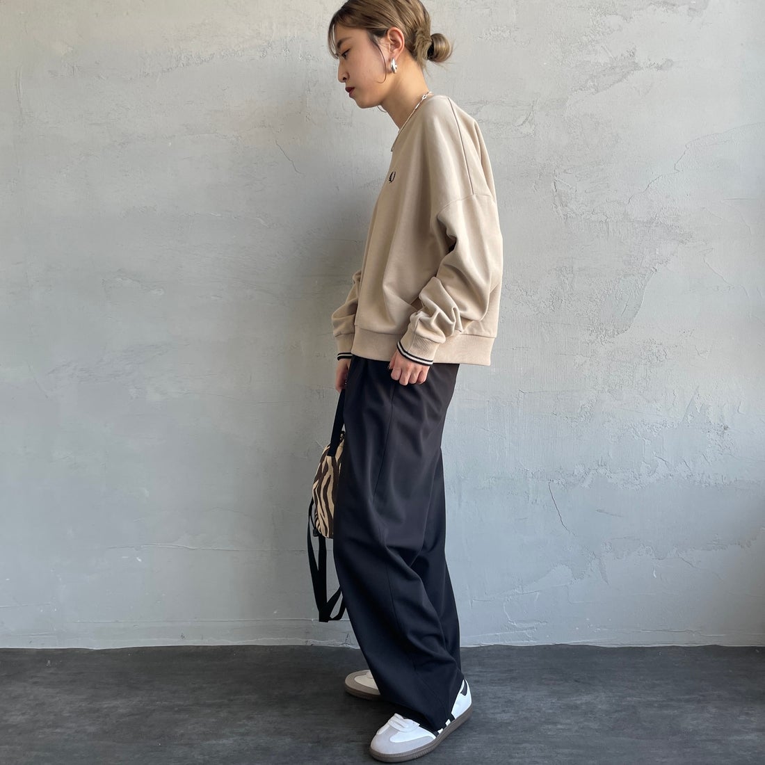 FRED PERRY [フレッドペリー] ツインティップ クロップドスウェット [G1148] Z19 WARM O &&モデル身長：150cm 着用サイズ：10&&