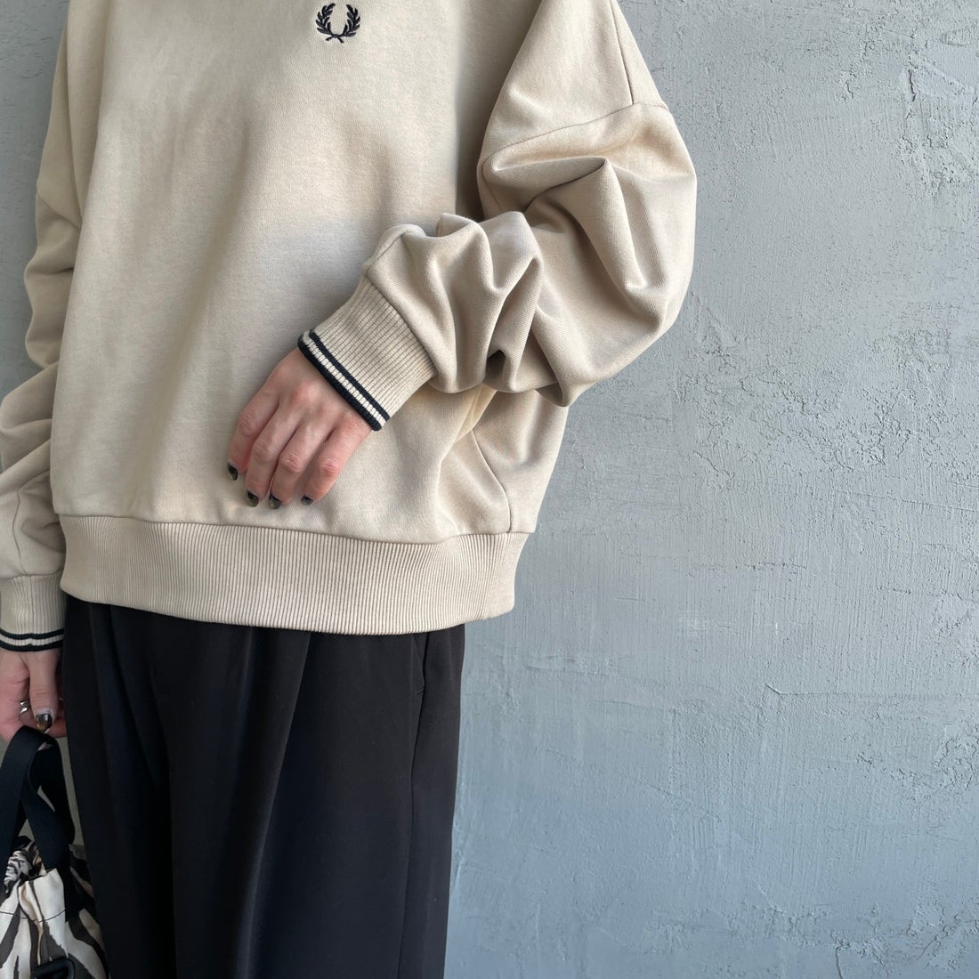FRED PERRY [フレッドペリー] ツインティップ クロップドスウェット [G1148] Z19 WARM O &&モデル身長：150cm 着用サイズ：10&&