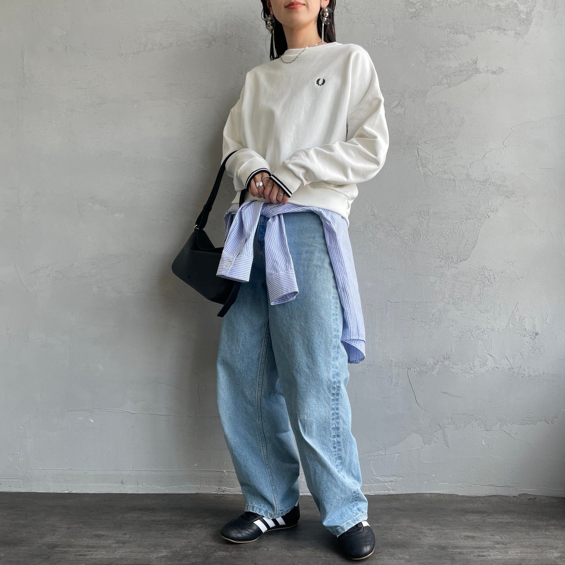 FRED PERRY [フレッドペリー] ツインティップ クロップドスウェット [G1148] 129 SNOW W &&モデル身長：160cm 着用サイズ：10&&