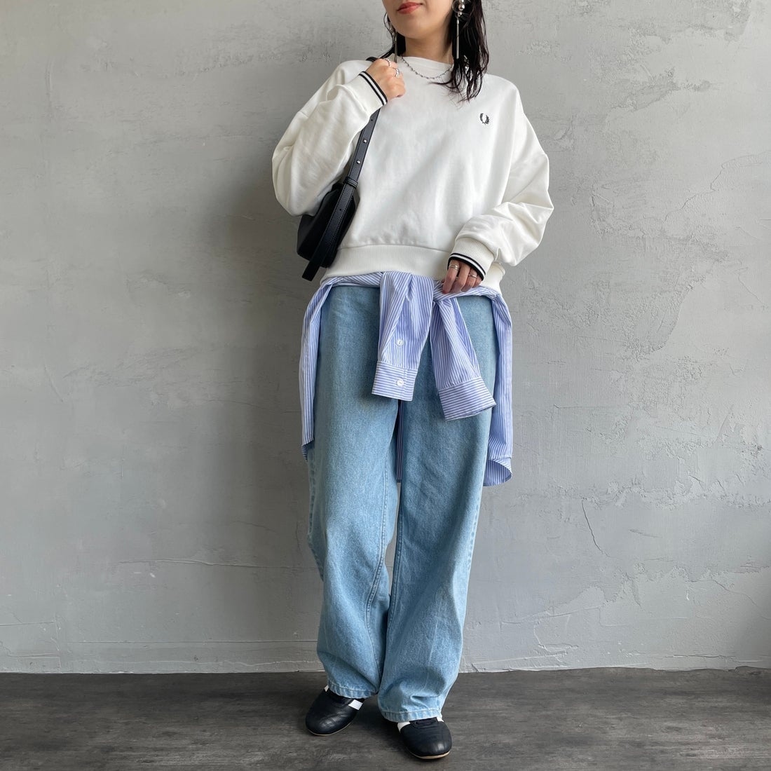 FRED PERRY [フレッドペリー] ツインティップ クロップドスウェット [G1148] 129 SNOW W &&モデル身長：160cm 着用サイズ：10&&