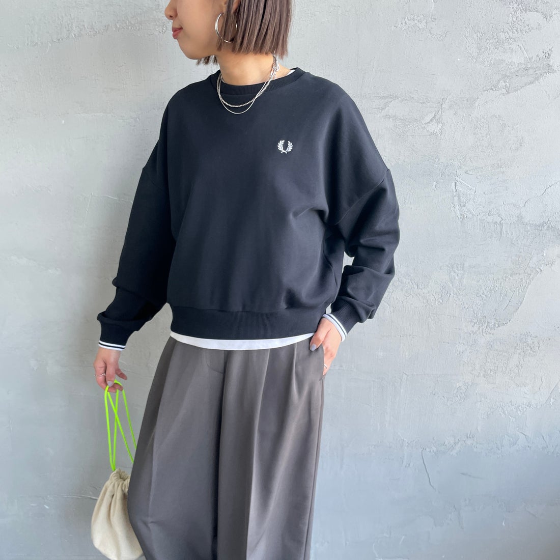 FRED PERRY [フレッドペリー] ツインティップ クロップドスウェット [G1148] 102 BLACK &&モデル身長：159cm 着用サイズ：10&&