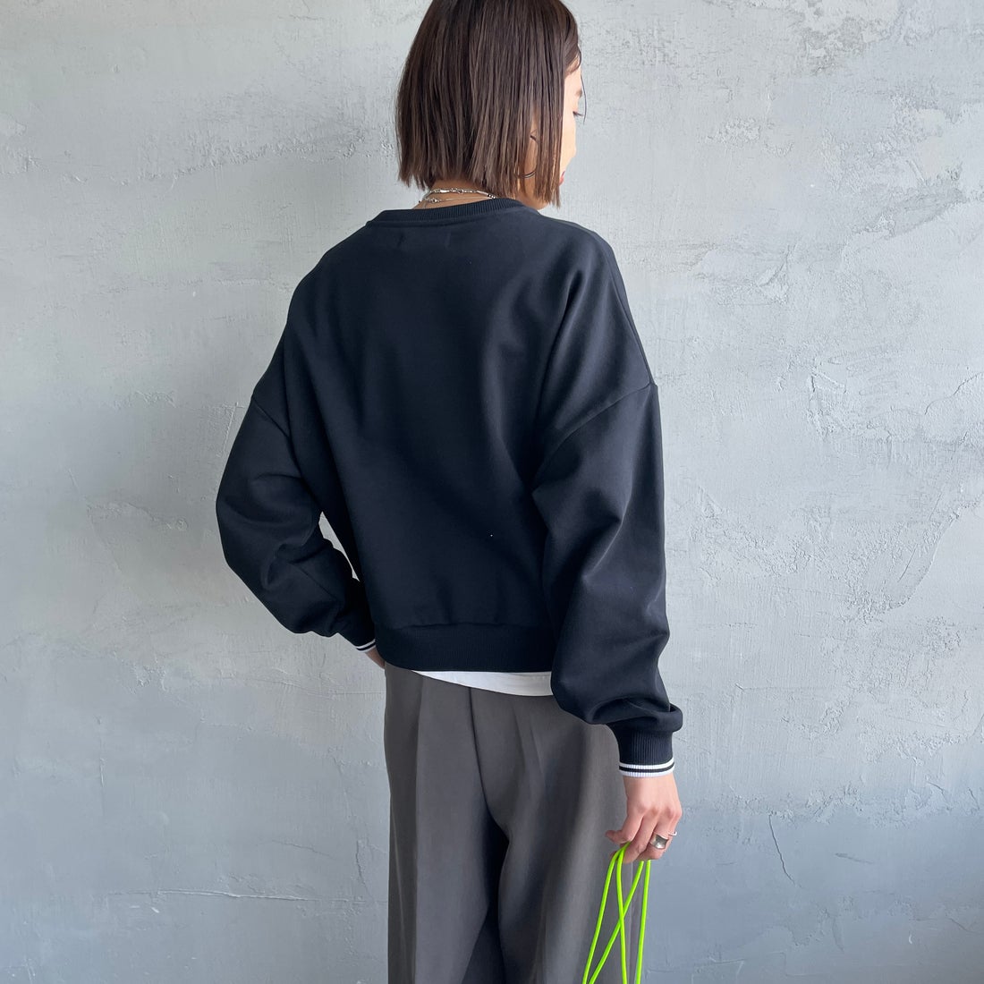 FRED PERRY [フレッドペリー] ツインティップ クロップドスウェット [G1148] 102 BLACK &&モデル身長：159cm 着用サイズ：10&&