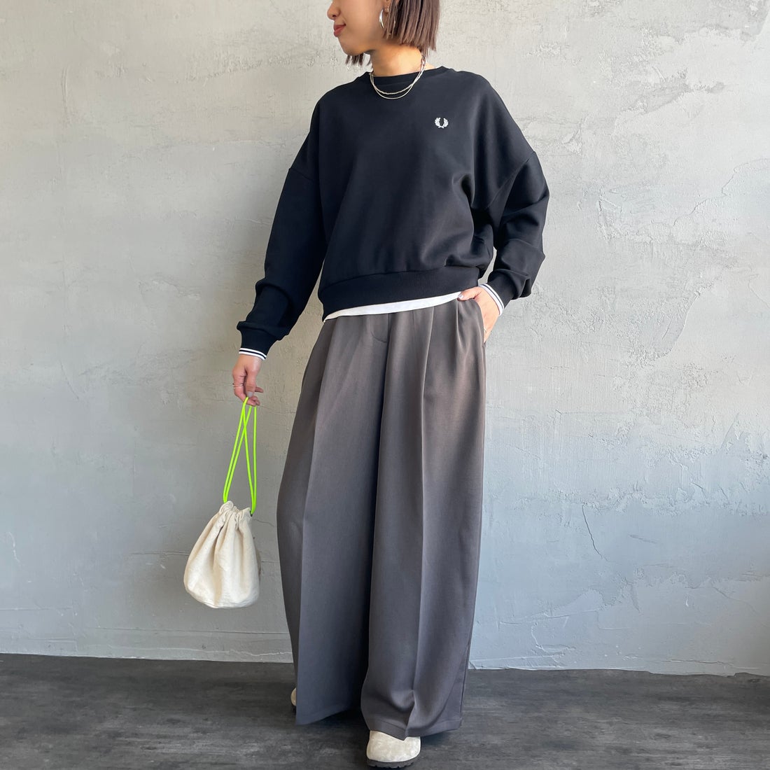 FRED PERRY [フレッドペリー] ツインティップ クロップドスウェット [G1148] 102 BLACK &&モデル身長：159cm 着用サイズ：10&&