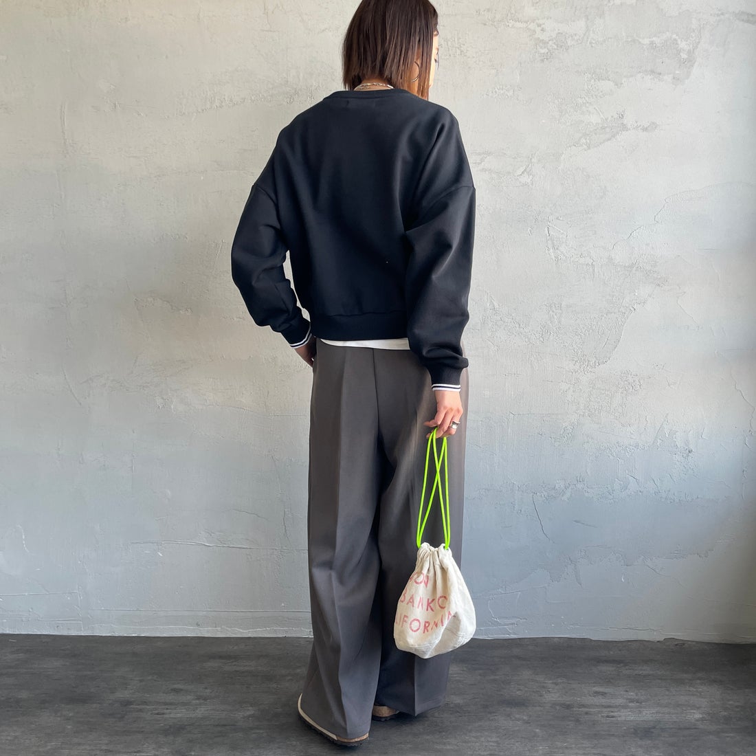 FRED PERRY [フレッドペリー] ツインティップ クロップドスウェット [G1148] 102 BLACK &&モデル身長：159cm 着用サイズ：10&&