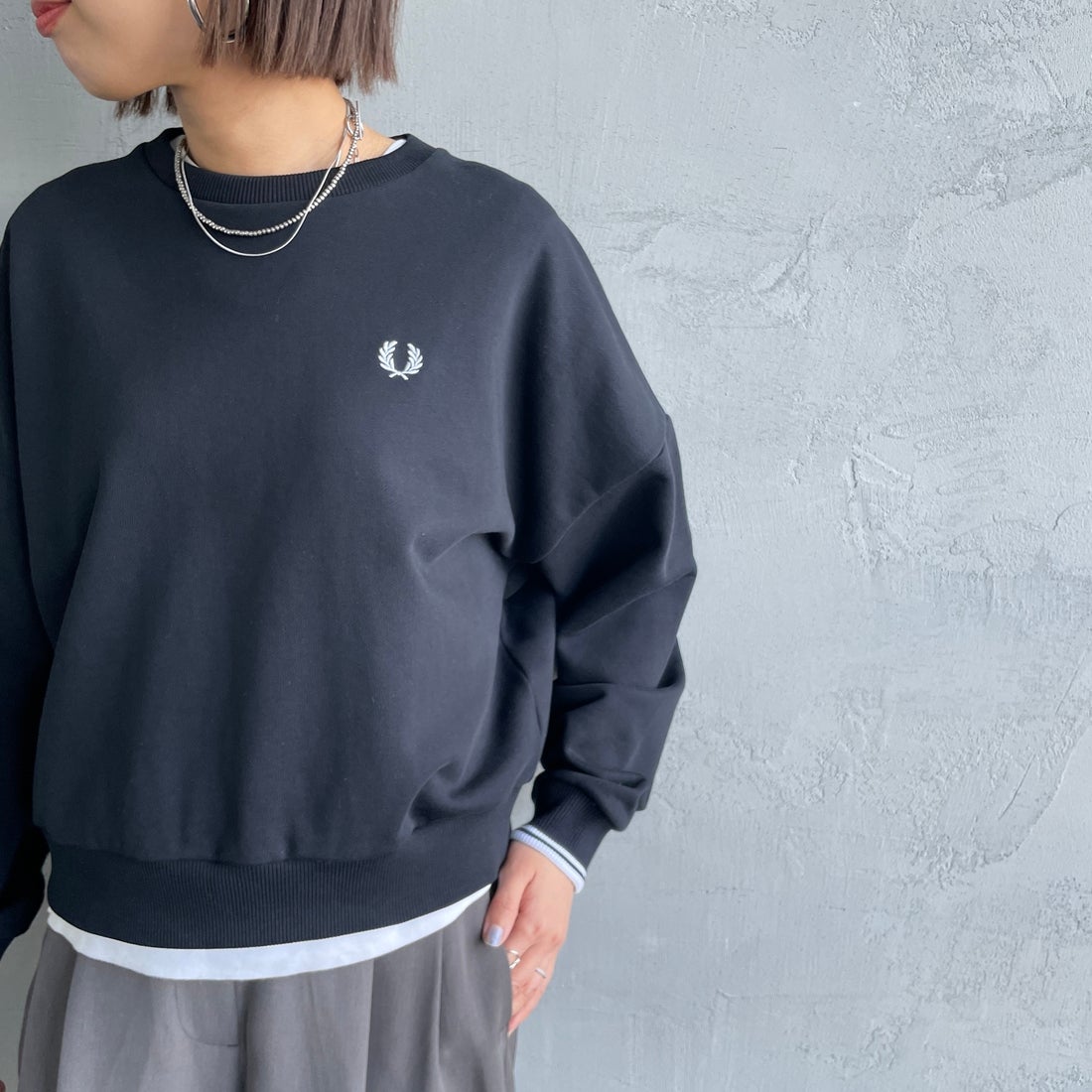 FRED PERRY [フレッドペリー] ツインティップ クロップドスウェット [G1148] 102 BLACK &&モデル身長：159cm 着用サイズ：10&&