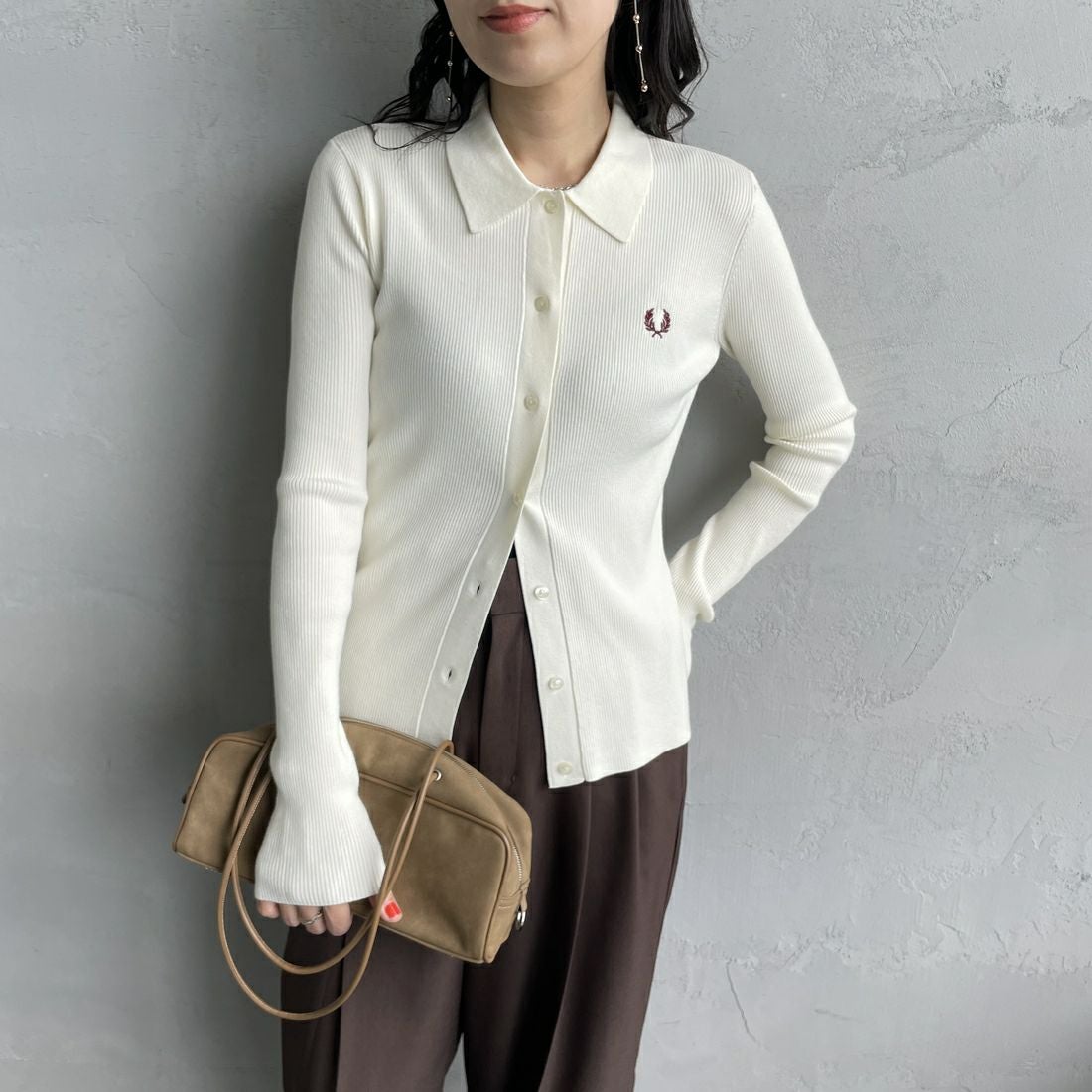 FRED PERRY [フレッドペリー] 別注 ワンポイントロゴ刺繍 リブニットポロシャツ [FPW-25A-009JF] ECRU/OXBLO &&モデル身長：160cm 着用サイズ：8&&