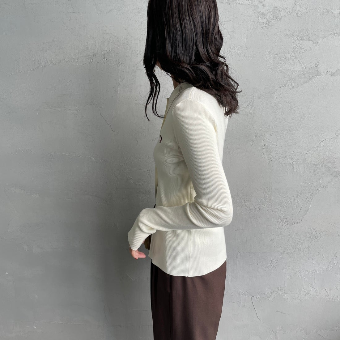 FRED PERRY [フレッドペリー] 別注 ワンポイントロゴ刺繍 リブニットポロシャツ [FPW-25A-009JF] ECRU/OXBLO &&モデル身長：160cm 着用サイズ：8&&