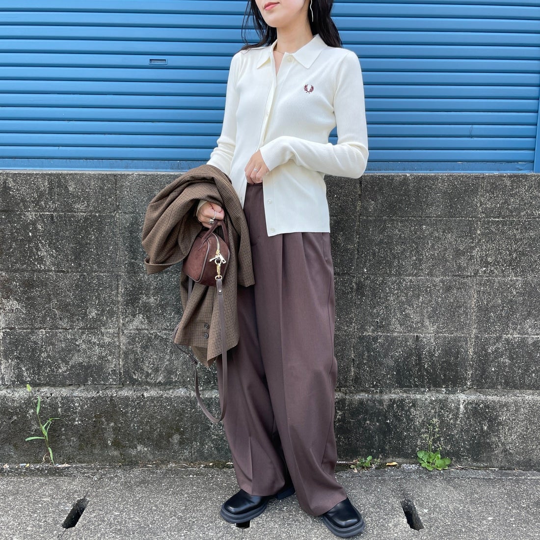FRED PERRY [フレッドペリー] 別注 ワンポイントロゴ刺繍 リブニットポロシャツ [FPW-25A-009JF] ECRU/OXBLO &&モデル身長：160cm 着用サイズ：8&&