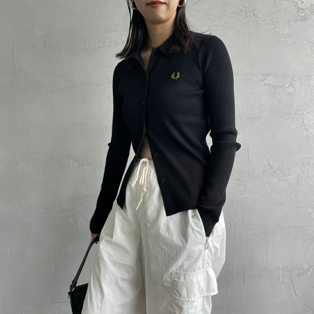 FRED PERRY [フレッドペリー] 別注 ワンポイントロゴ刺繍 リブニットポロシャツ [FPW-25A-009JF] BLK/SHADED &&モデル身長：163cm 着用サイズ：10&&