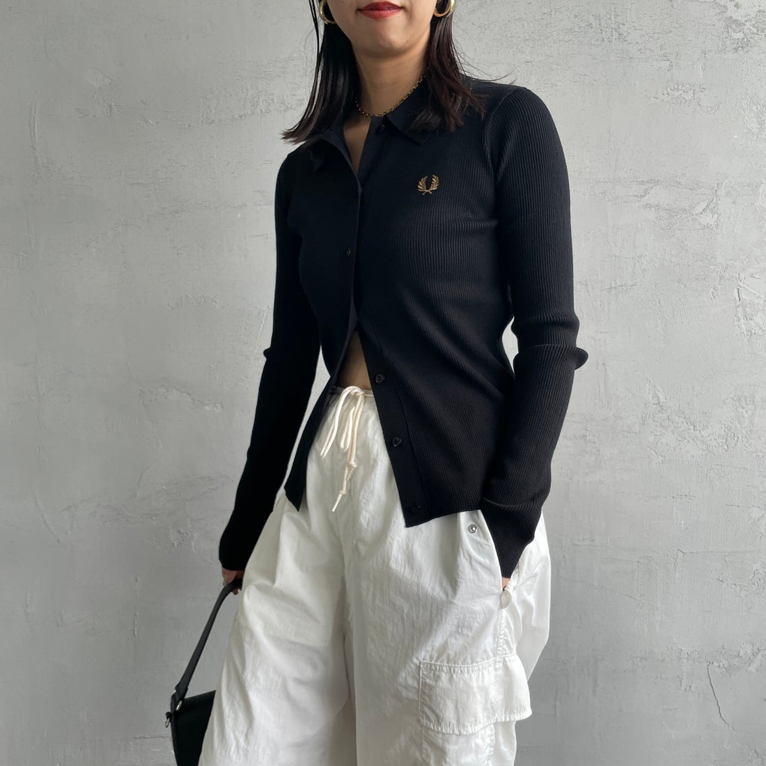 FRED PERRY [フレッドペリー] 別注 ワンポイントロゴ刺繍 リブニットポロシャツ [FPW-25A-009JF] BLK/SHADED &&モデル身長：163cm 着用サイズ：10&&