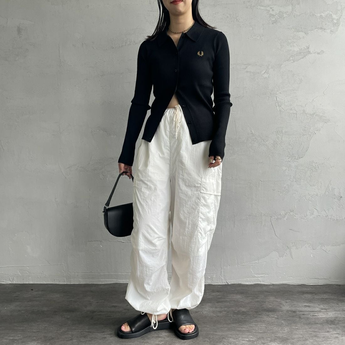 FRED PERRY [フレッドペリー] 別注 ワンポイントロゴ刺繍 リブニットポロシャツ [FPW-25A-009JF] BLK/SHADED &&モデル身長：163cm 着用サイズ：10&&