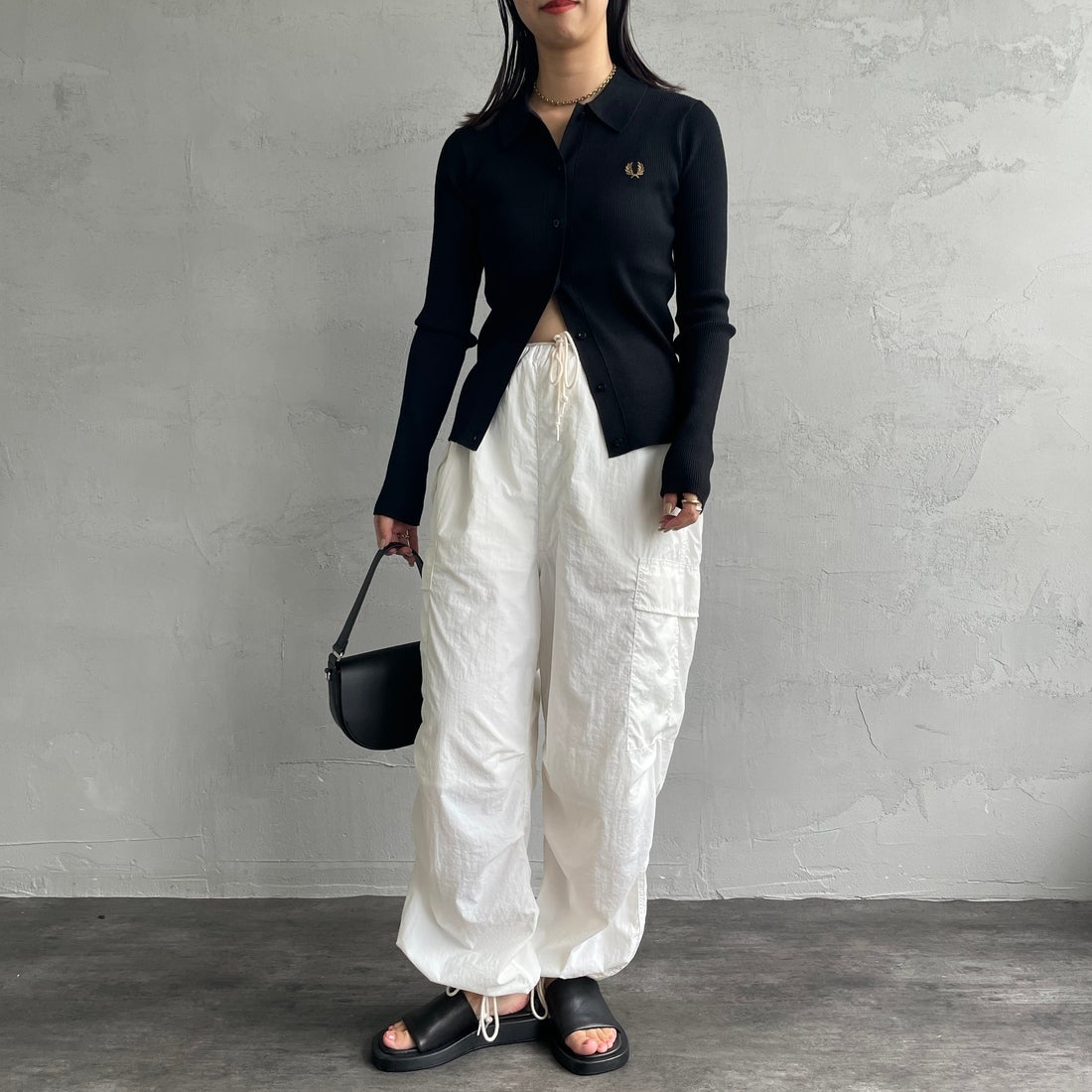 FRED PERRY [フレッドペリー] 別注 ワンポイントロゴ刺繍 リブニットポロシャツ [FPW-25A-009JF] BLK/SHADED &&モデル身長：163cm 着用サイズ：10&&