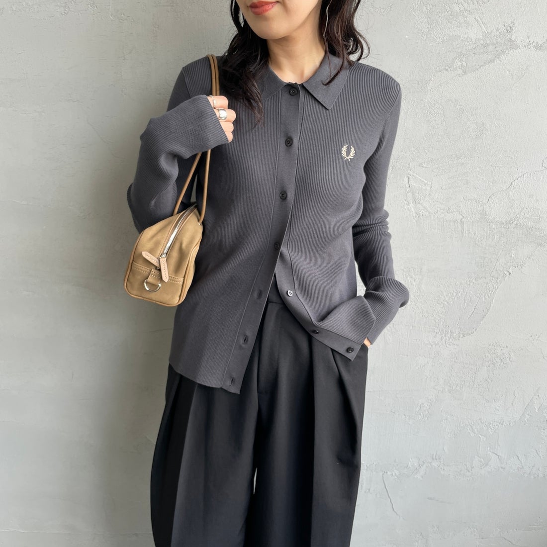 FRED PERRY [フレッドペリー] 別注 ワンポイントロゴ刺繍 リブニットポロシャツ [FPW-25A-009JF] ANCHOR/WAR &&モデル身長：160cm 着用サイズ：10&&