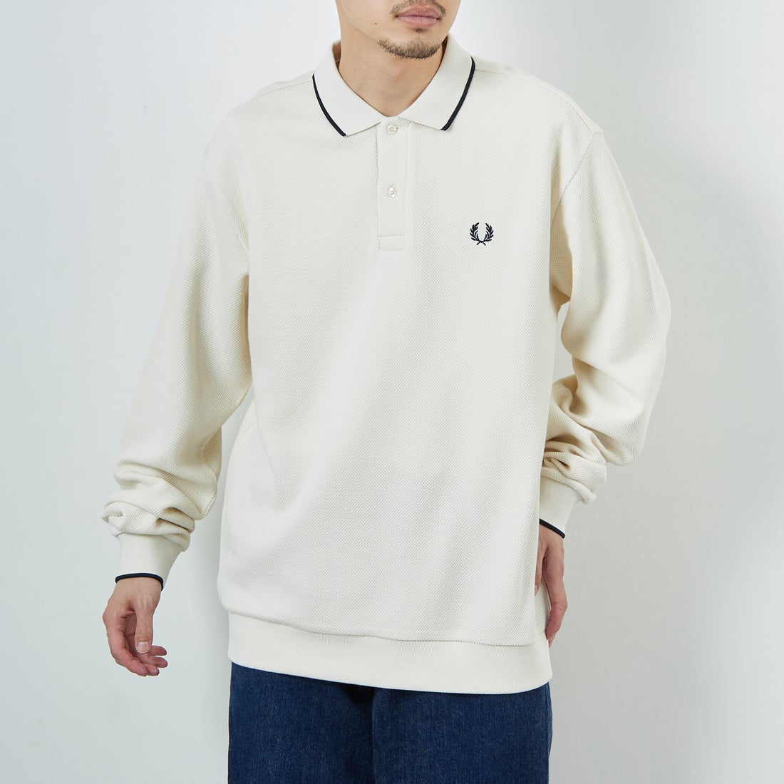 FRED PERRY [フレッドペリー] 別注 ワンポイントロゴ刺繍 ロングスリーブポロシャツ [FPM-25A-027JF] ECRU/NAVY &&モデル身長：168cm 着用サイズ：L&&