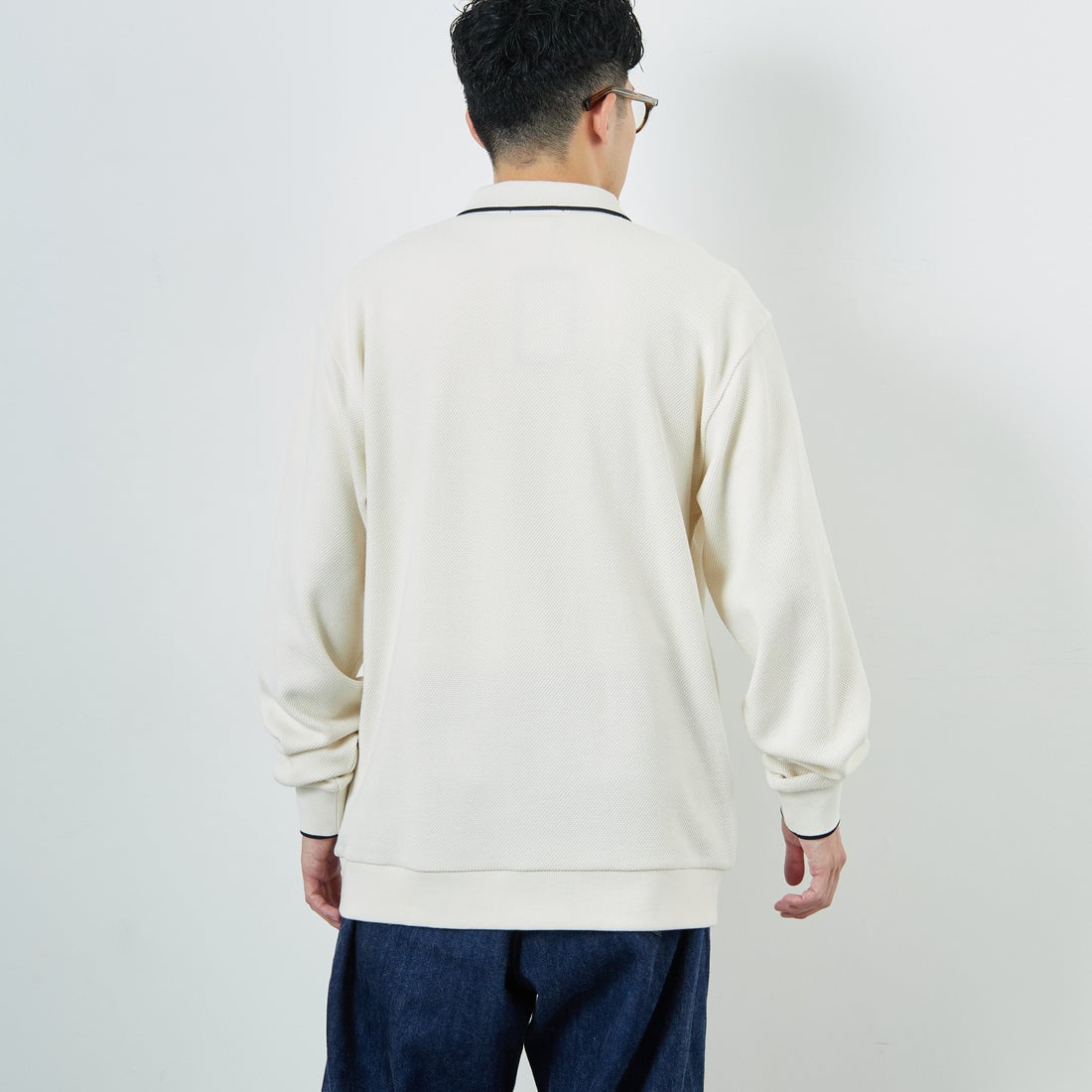 FRED PERRY [フレッドペリー] 別注 ワンポイントロゴ刺繍 ロングスリーブポロシャツ [FPM-25A-027JF] ECRU/NAVY &&モデル身長：168cm 着用サイズ：L&&