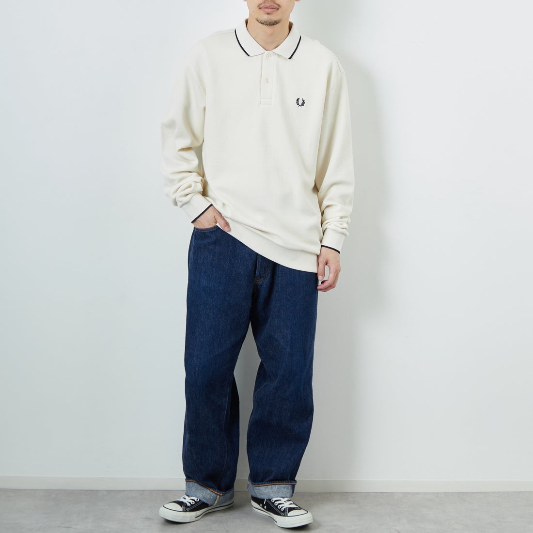 FRED PERRY [フレッドペリー] 別注 ワンポイントロゴ刺繍 ロングスリーブポロシャツ [FPM-25A-027JF] ECRU/NAVY &&モデル身長：168cm 着用サイズ：L&&