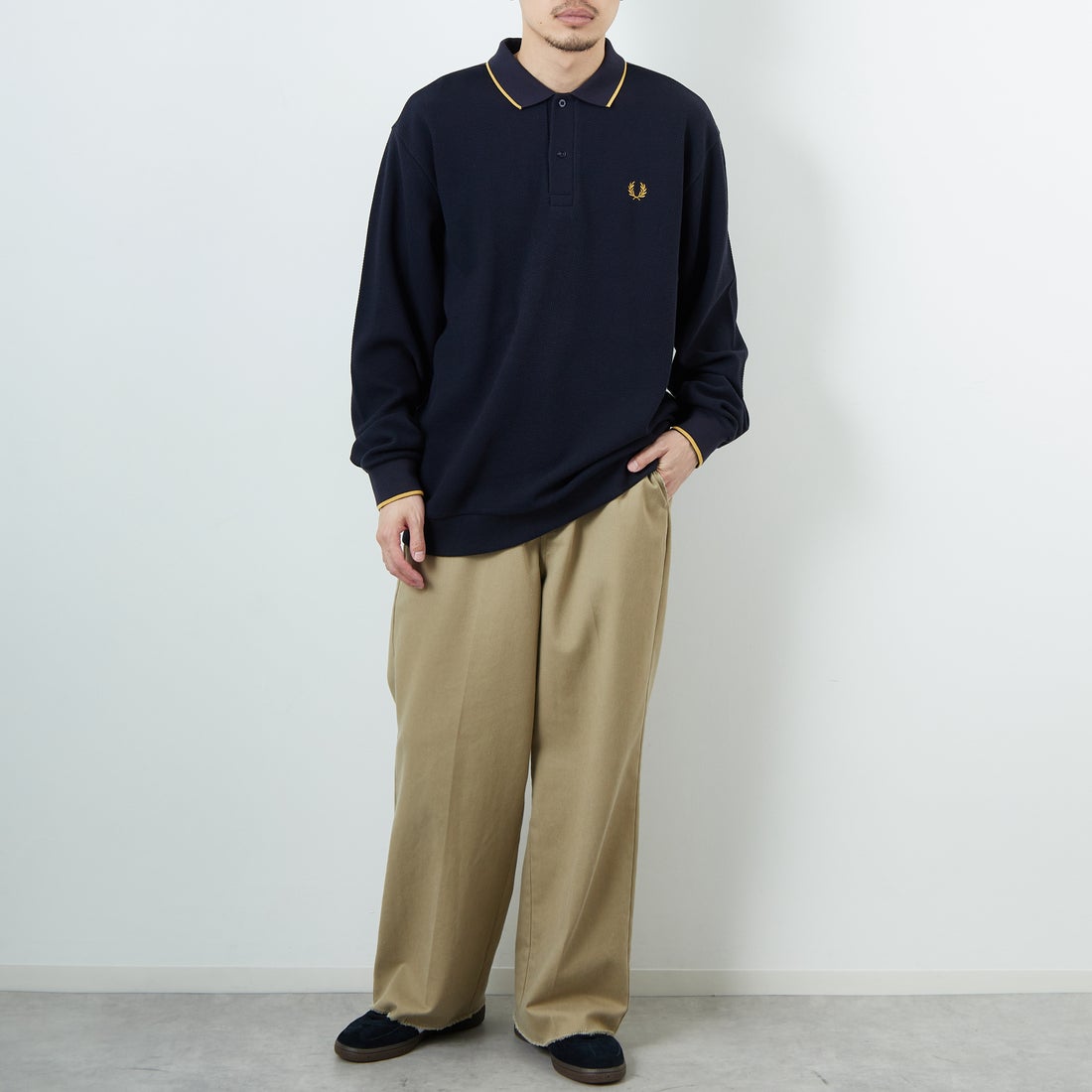 FRED PERRY [フレッドペリー] 別注 ワンポイントロゴ刺繍 ロングスリーブポロシャツ [FPM-25A-027JF] NVY/HONEYC &&モデル身長：168cm 着用サイズ：L&&