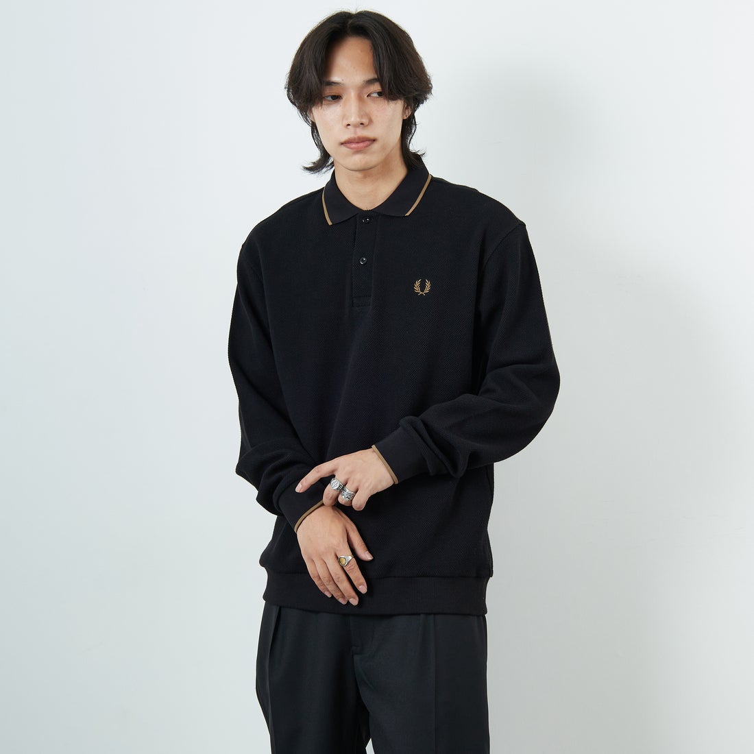 FRED PERRY [フレッドペリー] 別注 ワンポイントロゴ刺繍 ロングスリーブポロシャツ [FPM-25A-027JF] BLK/SHADED &&モデル身長：179cm 着用サイズ：L&&