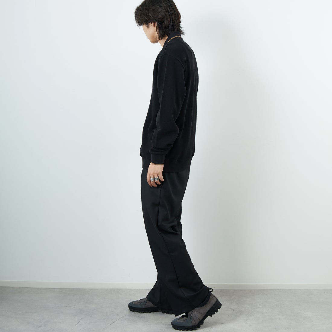 FRED PERRY [フレッドペリー] 別注 ワンポイントロゴ刺繍 ロングスリーブポロシャツ [FPM-25A-027JF] BLK/SHADED &&モデル身長：179cm 着用サイズ：L&&