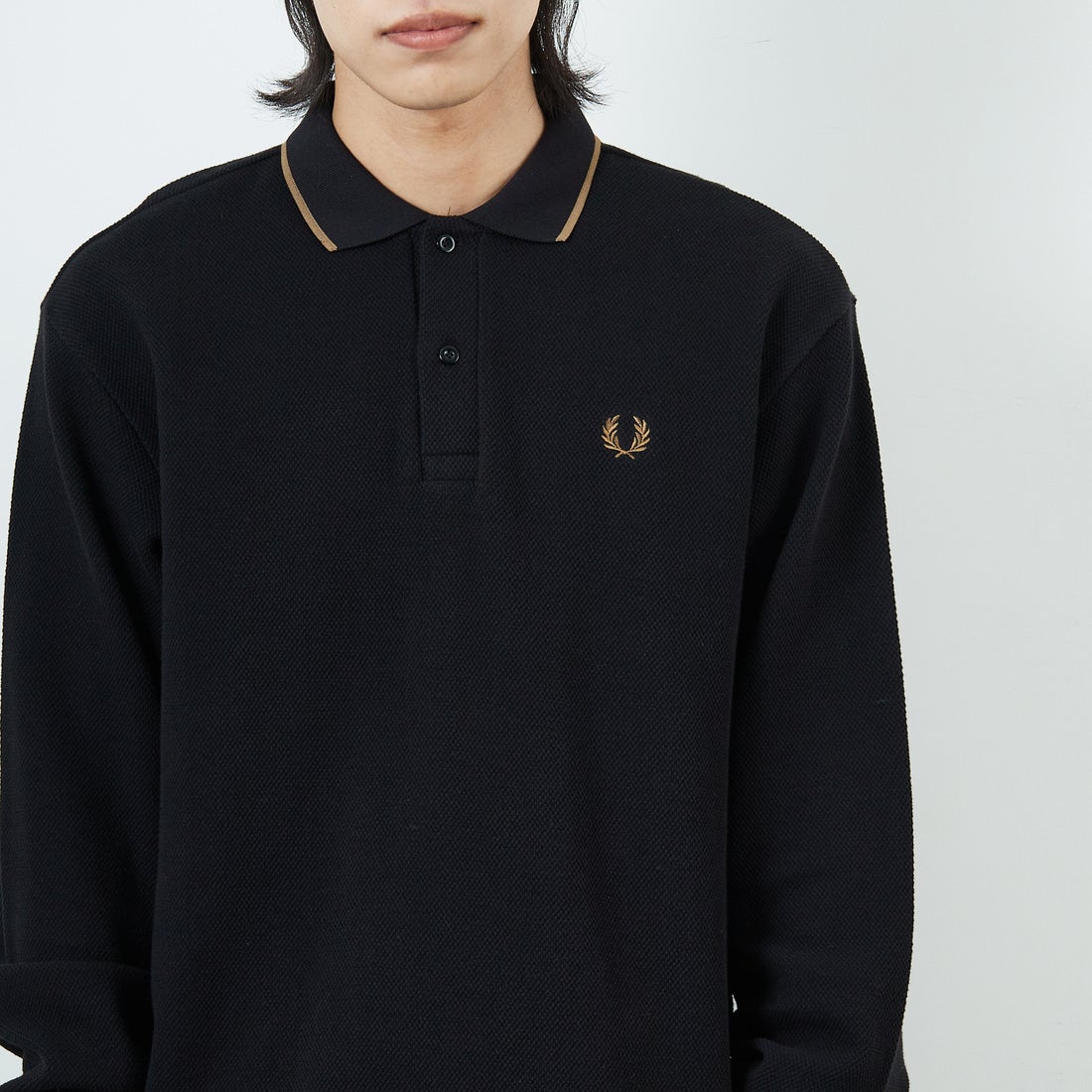FRED PERRY [フレッドペリー] 別注 ワンポイントロゴ刺繍 ロングスリーブポロシャツ [FPM-25A-027JF] BLK/SHADED &&モデル身長：179cm 着用サイズ：L&&