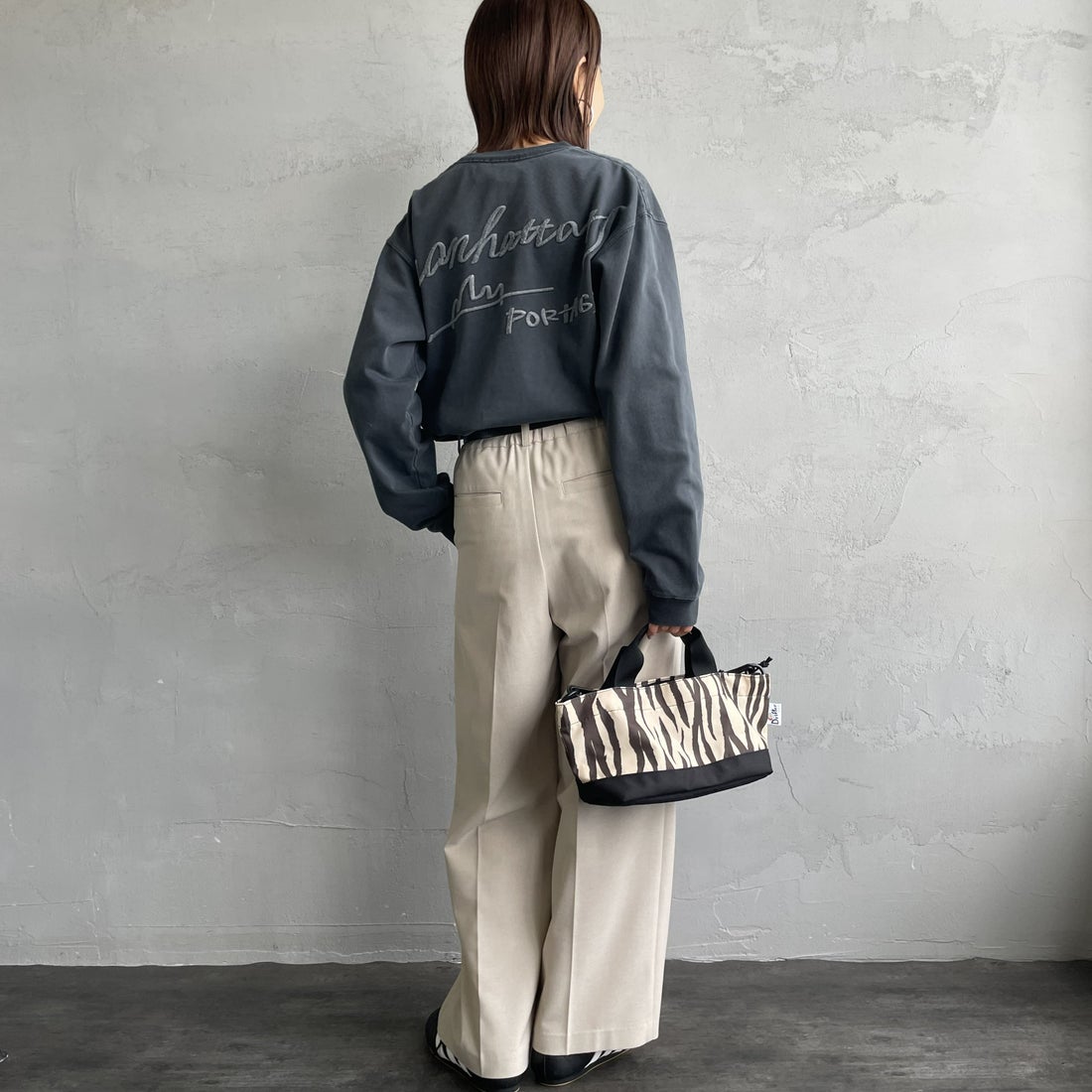 MANHATTAN PORTAGE [マンハッタンポーテージ] 別注 手書き風バックプリント ロングスリーブTシャツ [25FWMP-IN76-JF] CHARCOAL &&モデル身長：159cm 着用サイズ：S&&