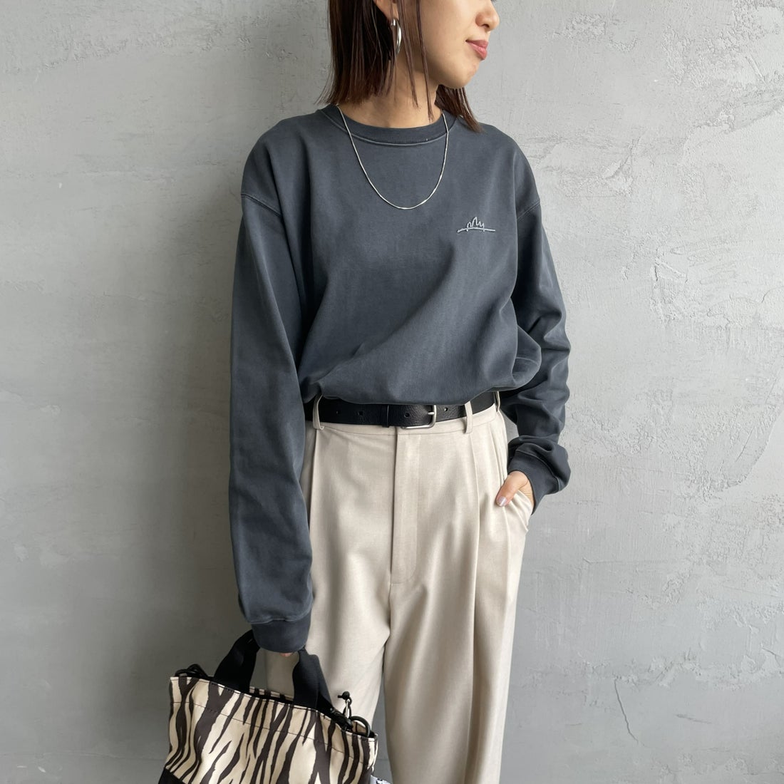 MANHATTAN PORTAGE [マンハッタンポーテージ] 別注 手書き風バックプリント ロングスリーブTシャツ [25FWMP-IN76-JF] CHARCOAL &&モデル身長：159cm 着用サイズ：S&&