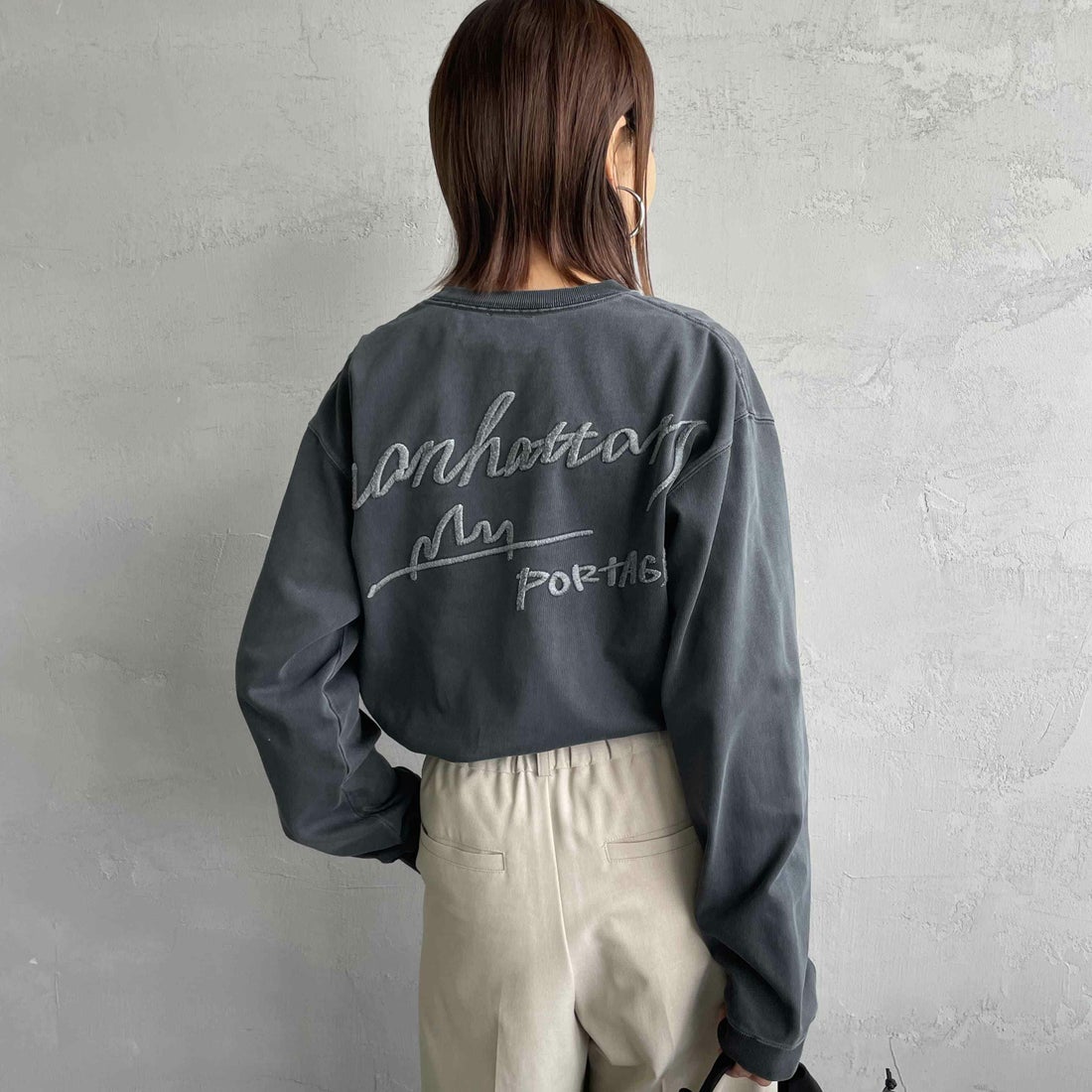 MANHATTAN PORTAGE [マンハッタンポーテージ] 別注 手書き風バックプリント ロングスリーブTシャツ [25FWMP-IN76-JF] CHARCOAL &&モデル身長：159cm 着用サイズ：S&&