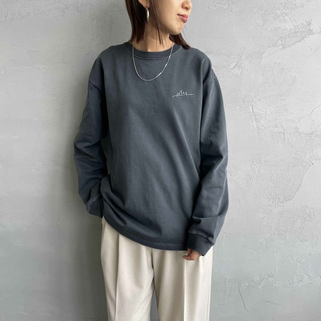 MANHATTAN PORTAGE [マンハッタンポーテージ] 別注 手書き風バックプリント ロングスリーブTシャツ [25FWMP-IN76-JF] CHARCOAL &&モデル身長：159cm 着用サイズ：S&&