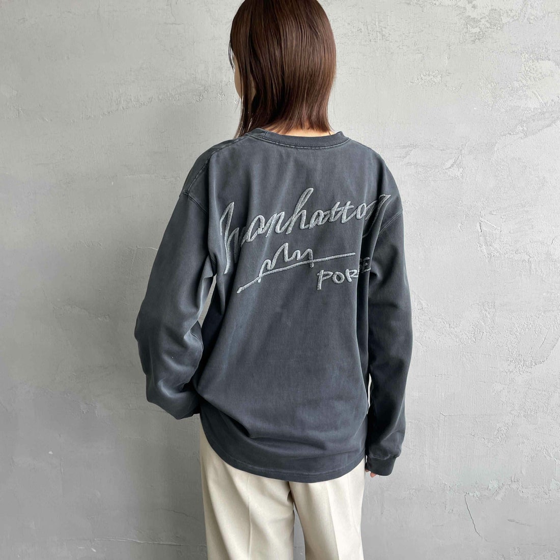 MANHATTAN PORTAGE [マンハッタンポーテージ] 別注 手書き風バックプリント ロングスリーブTシャツ [25FWMP-IN76-JF] CHARCOAL &&モデル身長：159cm 着用サイズ：S&&